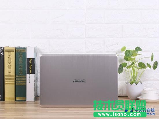 A面采用了一整塊的金屬板