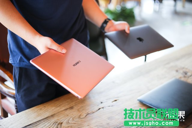 �A��MateBook X���O��MacBook�Ă�(g��)�ð�����(du��)���u(p��ng)�y(c��) ��(li��n)